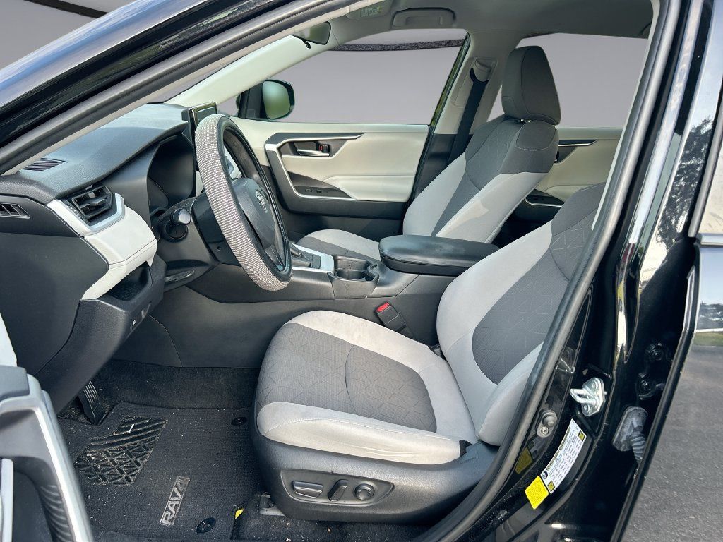 Used 2021 Toyota RAV4 XLE FWD image 11