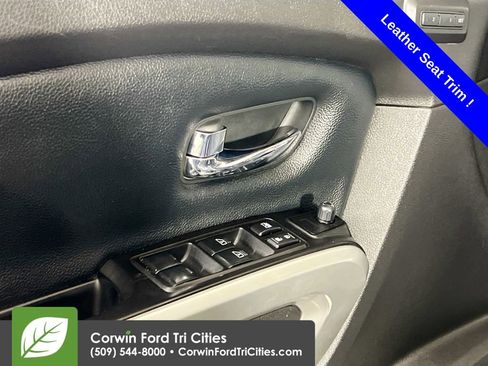 Used 2016 Nissan Titan SL image 12