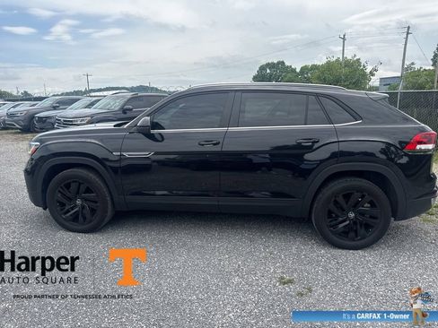 Used 2023 Volkswagen Atlas Cross Sport SE w/ Panoramic Sunroof Package FWD image 2