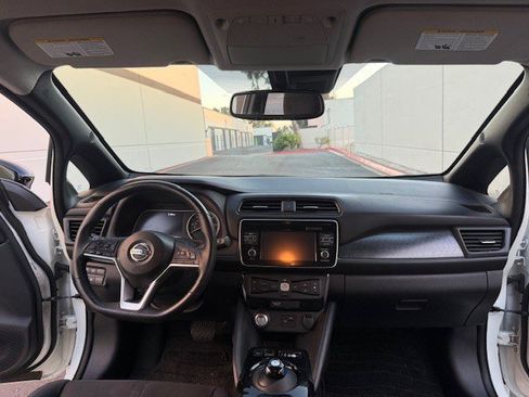Used 2018 Nissan Leaf SV w/ SV Technology Package image 13