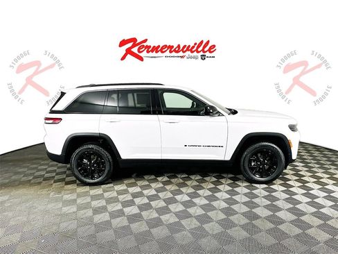 New 2026 Jeep Grand Cherokee Altitude image 8