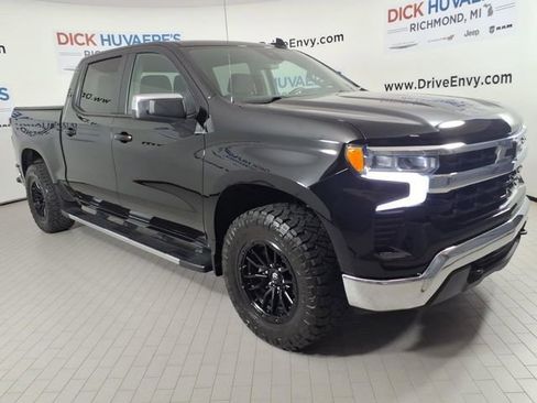 Used 2025 Chevrolet Silverado 1500 LT AWD/4WD image 3