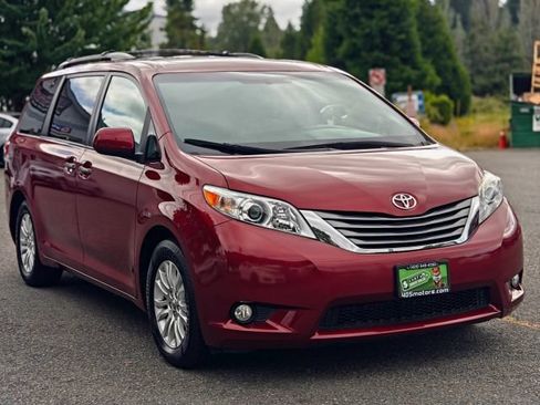 Used 2017 Toyota Sienna XLE w/ XLE Navigation Package FWD image 1
