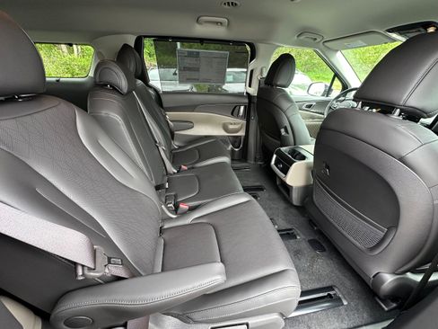 New 2026 Kia Carnival EX FWD image 16