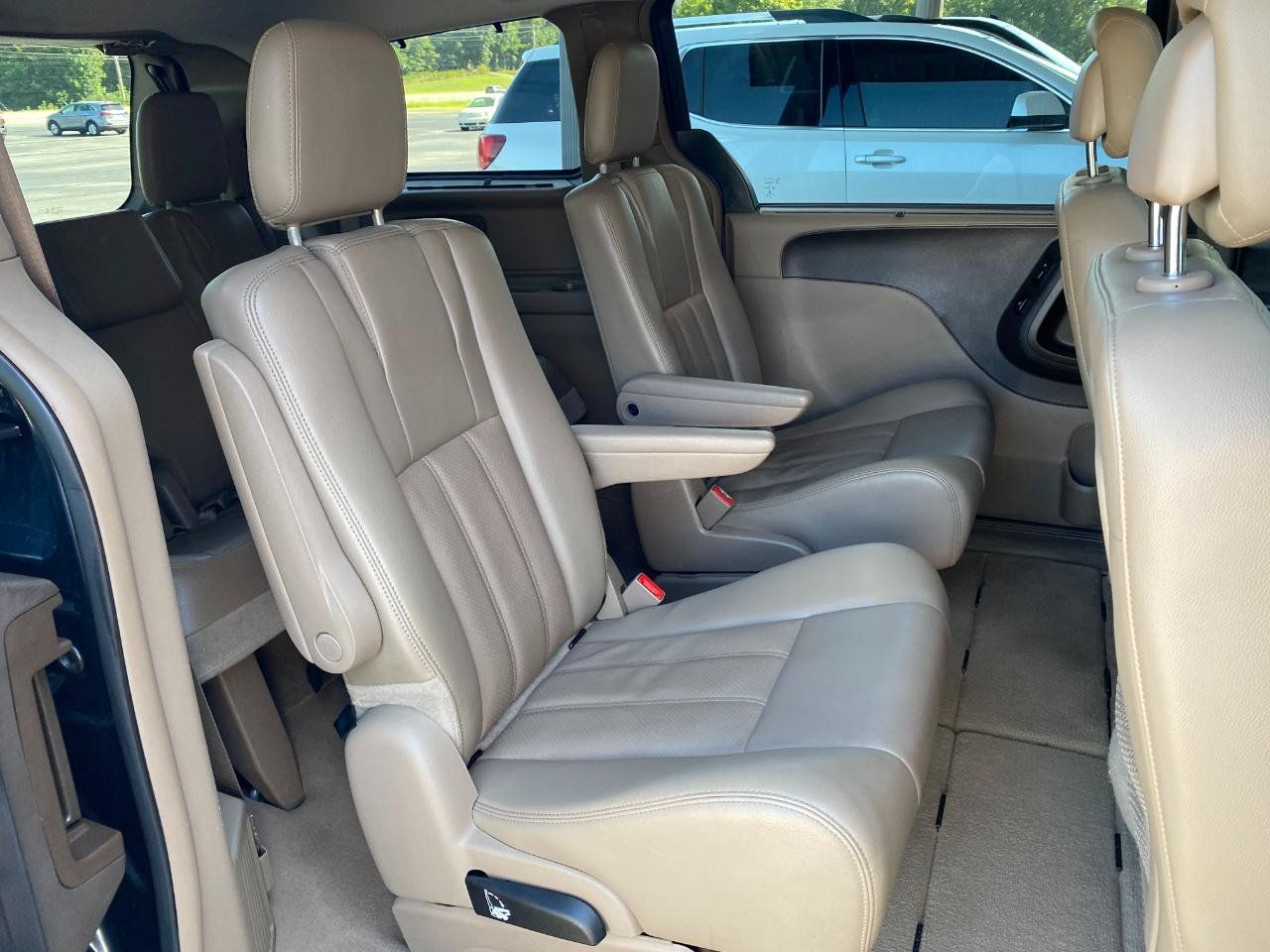 Used 2014 Chrysler Town & Country Touring-L w/ Driver Convenience Group FWD image 17