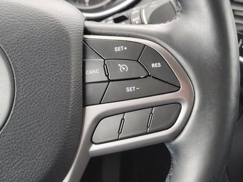 Used 2019 Jeep Cherokee Limited FWD image 32