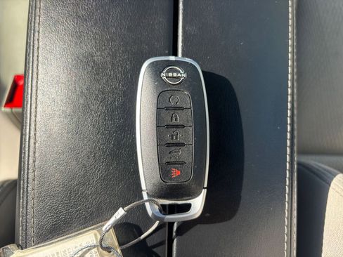 Used 2025 Nissan Rogue SV image 27