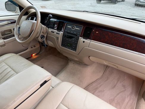 Used 2006 Lincoln Town Car Signature image 12