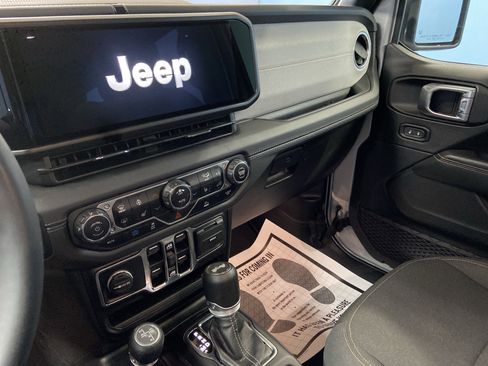 Used 2024 Jeep Wrangler Sahara image 14