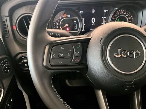 Used 2025 Jeep Wrangler Unlimited Rubicon AWD/4WD image 22