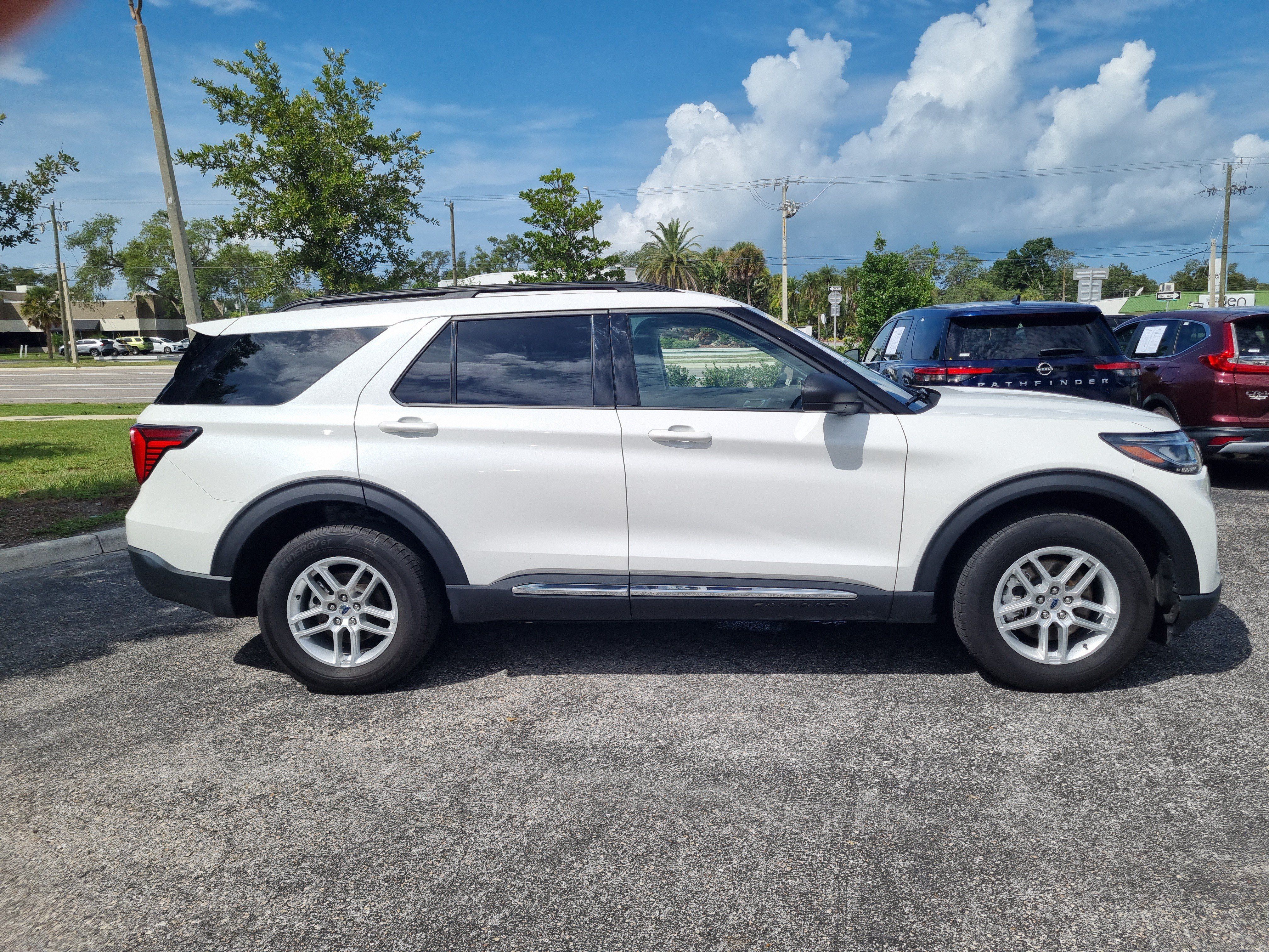 Used 2025 Ford Explorer Active AWD/4WD image 8