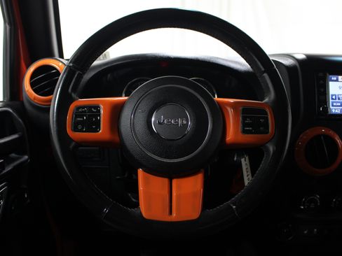 Used 2015 Jeep Wrangler Rubicon AWD/4WD image 9