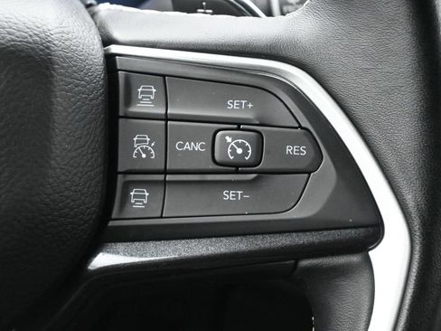 Used 2022 Jeep Grand Cherokee Altitude AWD/4WD image 7