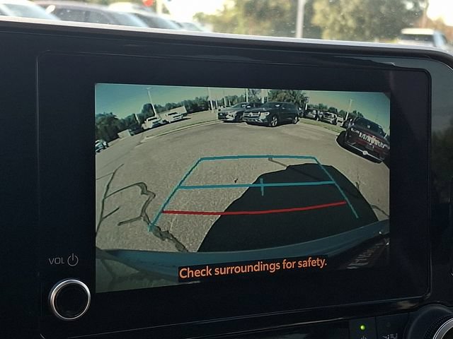 Used 2024 Toyota Highlander XLE FWD image 18
