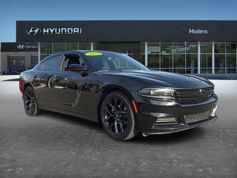 Used 2022 Dodge Charger SXT w/ Blacktop Package image 2