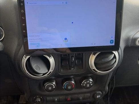 Used 2017 Jeep Wrangler Unlimited Sahara image 16