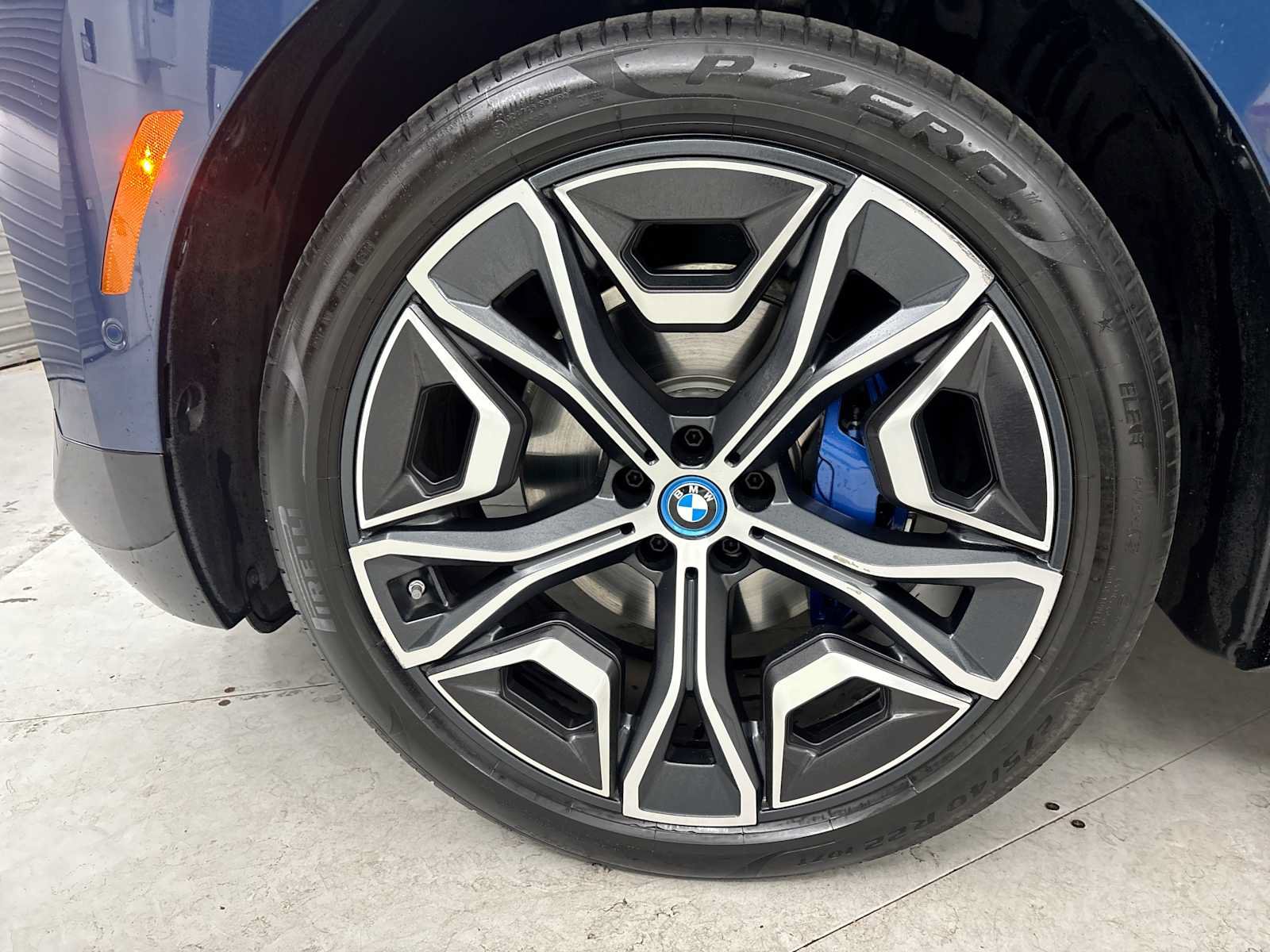 Used 2024 BMW iX xDrive50 w/ Premium Package AWD/4WD image 18