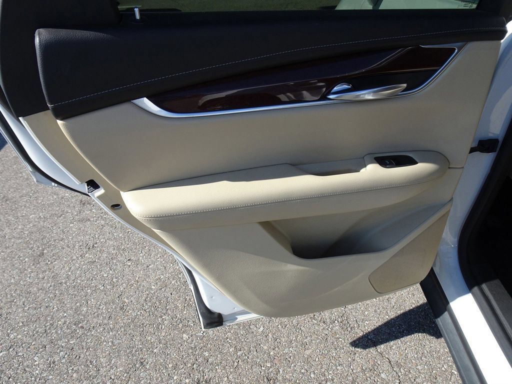 Used 2017 Cadillac XT5 Luxury w/ Driver Awareness Package FWD image 16