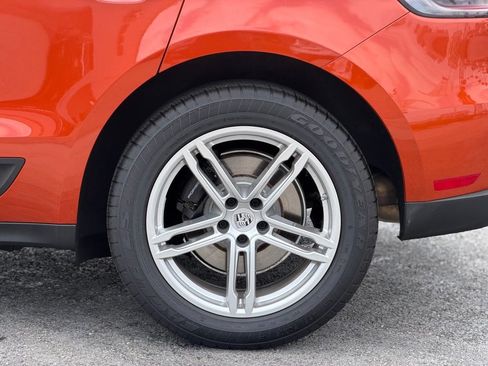 Used 2024 Porsche Macan AWD/4WD image 3
