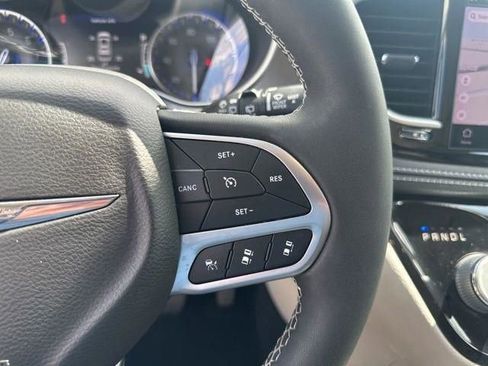 Used 2022 Chrysler Pacifica Touring-L w/ Uconnect Theater Family Group image 29