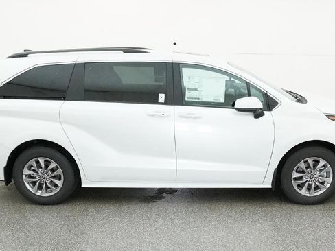 New 2026 Toyota Sienna XLE FWD image 14
