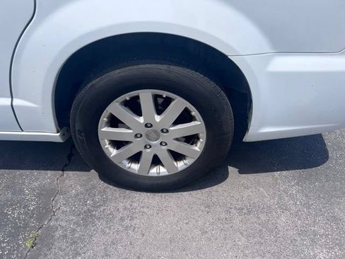 Used 2016 Chrysler Town & Country Touring w/ Driver Convenience Group FWD image 11
