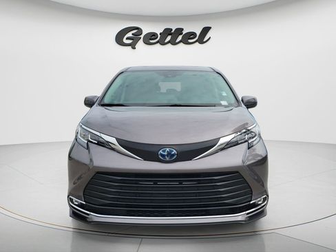 Certified 2021 Toyota Sienna XLE FWD image 2