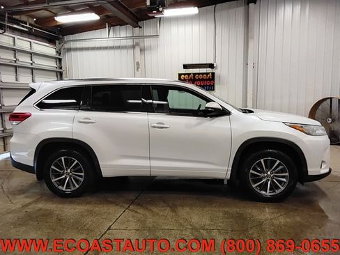 Used 2018 Toyota Highlander XLE AWD/4WD image 2