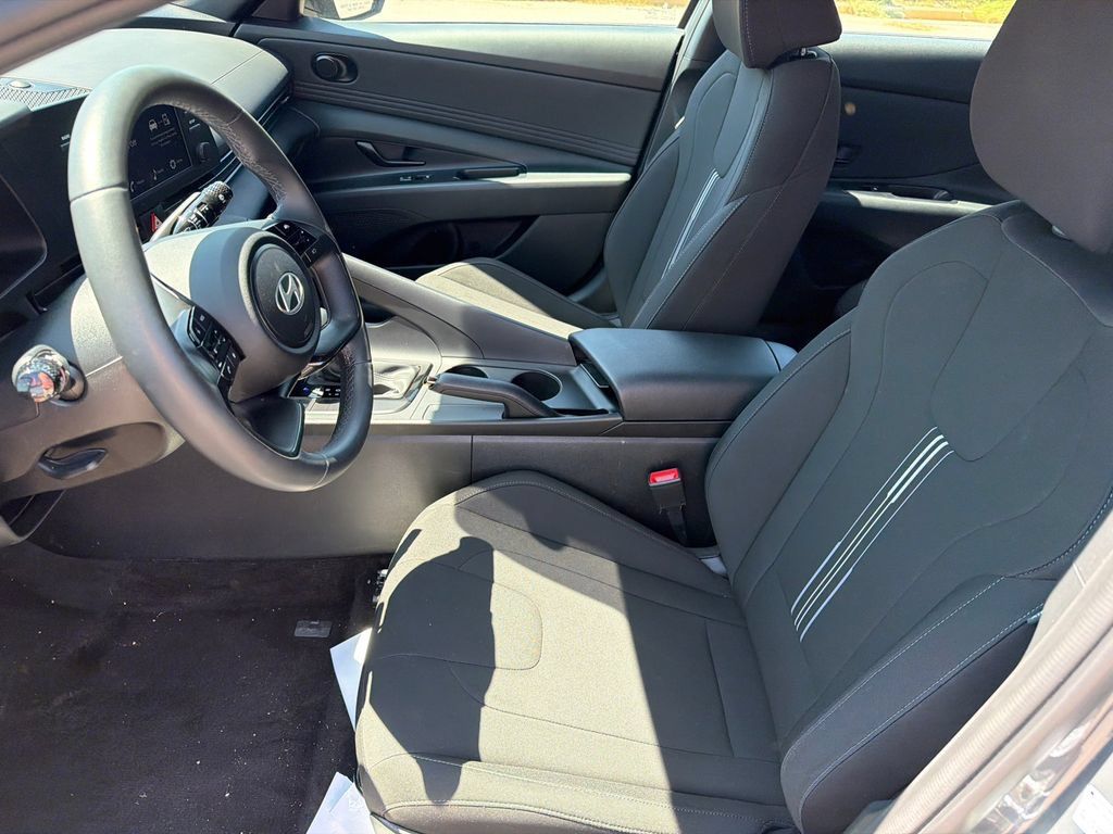 Certified 2025 Hyundai Elantra Sport FWD image 9