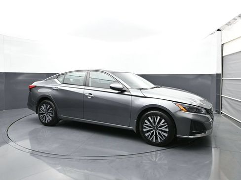 Certified 2023 Nissan Altima 2.5 SV w/ SV Premium Package AWD/4WD image 7