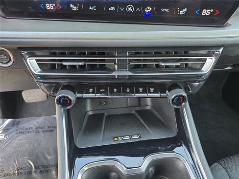 Used 2025 Chevrolet Traverse LT image 26