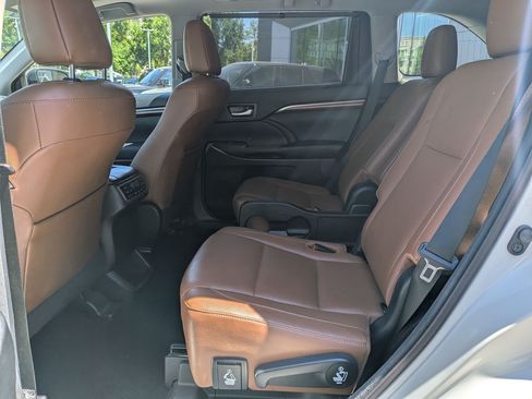 Used 2018 Toyota Highlander Limited Platinum AWD/4WD image 29