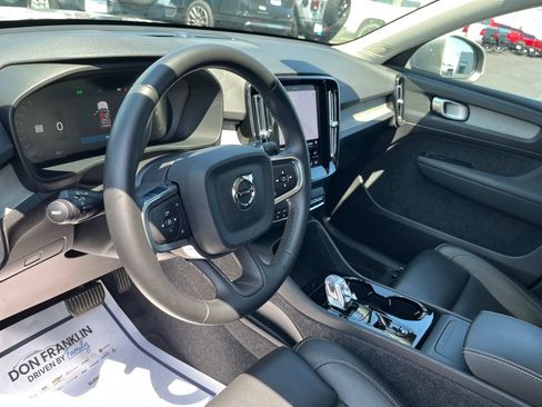 Used 2025 Volvo XC40 B5 Plus AWD/4WD image 14