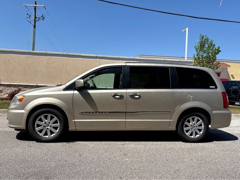Used 2015 Chrysler Town & Country Touring w/ Driver Convenience Group FWD image 28