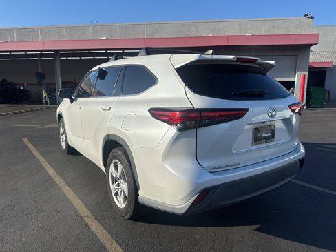 Certified 2022 Toyota Highlander LE image 4