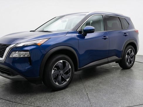 Used 2025 Nissan Rogue SV AWD/4WD image 3