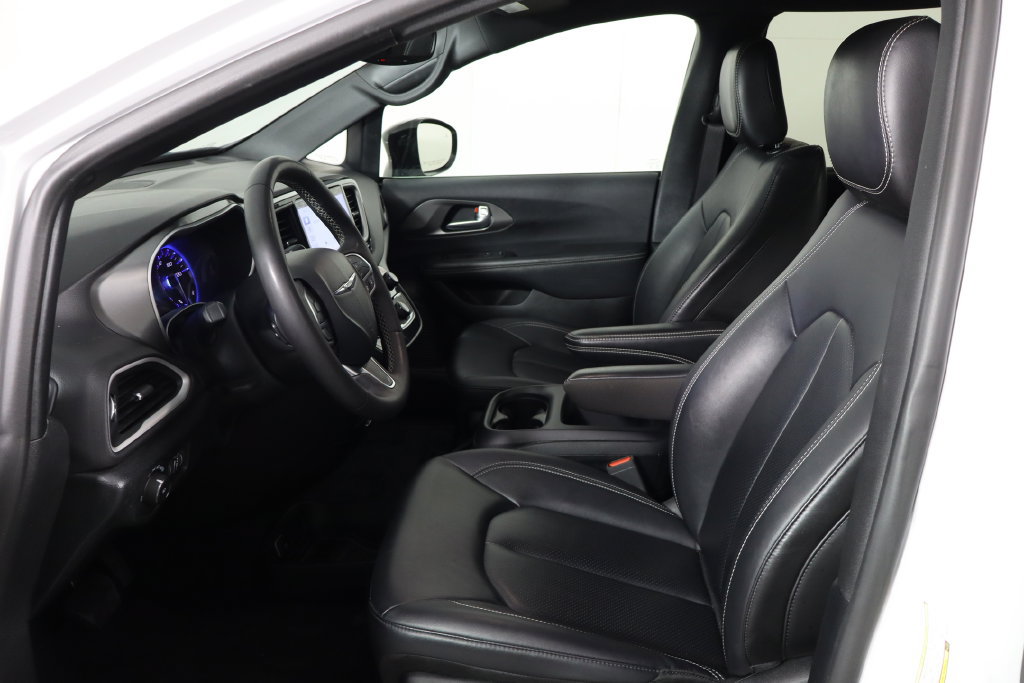 Used 2025 Chrysler Pacifica Select FWD image 14