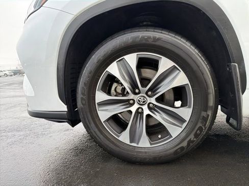 Used 2022 Toyota Highlander XLE image 11