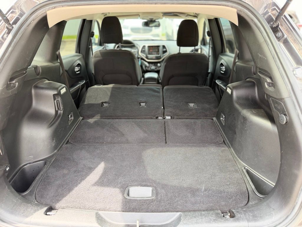 Used 2015 Jeep Cherokee Latitude FWD image 24
