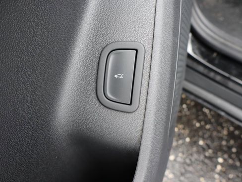 Used 2025 Chevrolet Traverse LT image 8