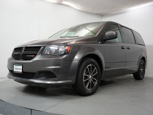 Used 2015 Dodge Grand Caravan SE image 3