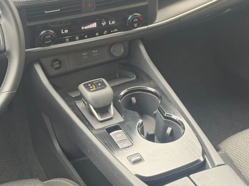Used 2025 Nissan Rogue SV FWD image 43