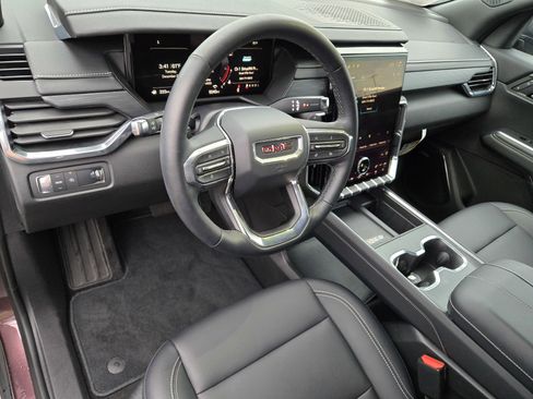 Used 2025 GMC Acadia Elevation w/ Elevation Premium Package image 13