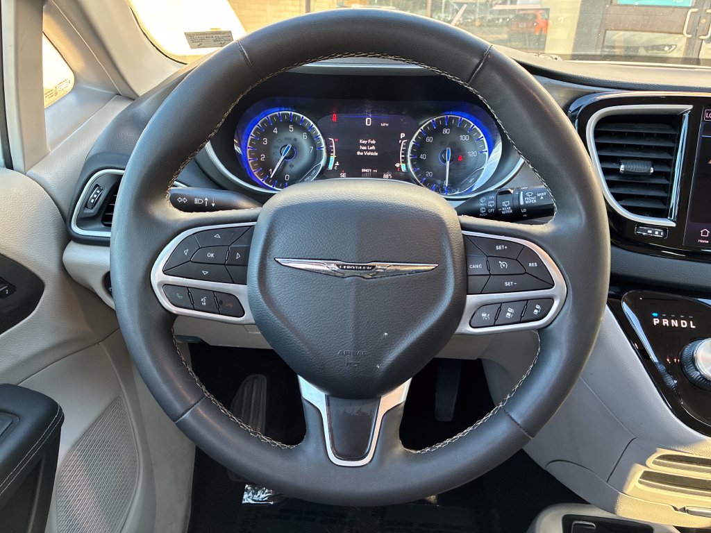 Used 2024 Chrysler Pacifica Touring-L FWD image 15