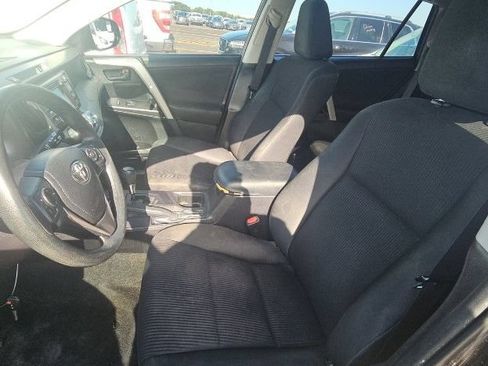 Used 2017 Toyota RAV4 LE FWD image 4