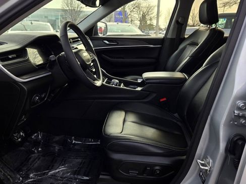 Used 2024 Jeep Grand Cherokee Limited w/ Black Appearance Package image 21