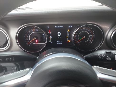 Used 2023 Jeep Wrangler Unlimited Sahara w/ Cold Weather Group AWD/4WD image 9