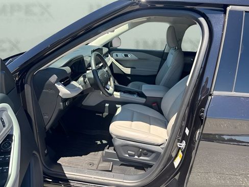 Used 2025 Ford Explorer Active w/ Active Comfort Package AWD/4WD image 9