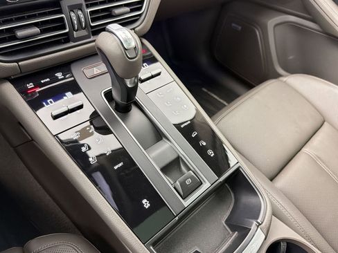 Certified 2022 Porsche Macan AWD/4WD image 21