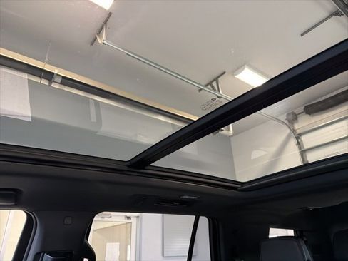 Used 2022 Chevrolet Tahoe High Country image 2